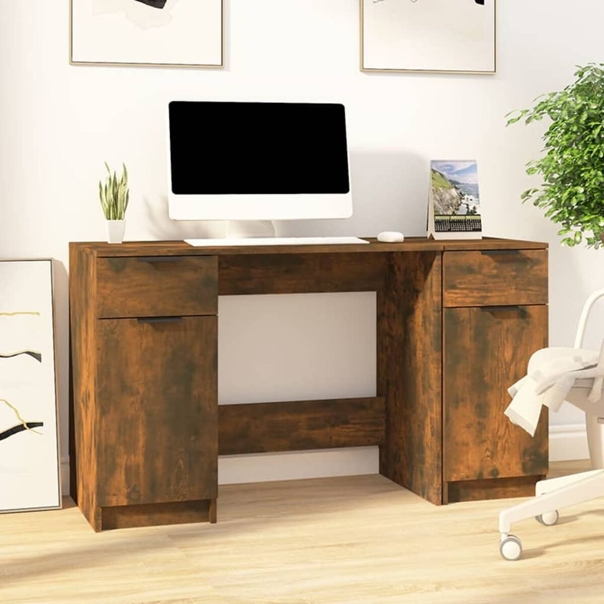 Holzschreibtisch mit Schubladen und Computer, vor einer Wand.