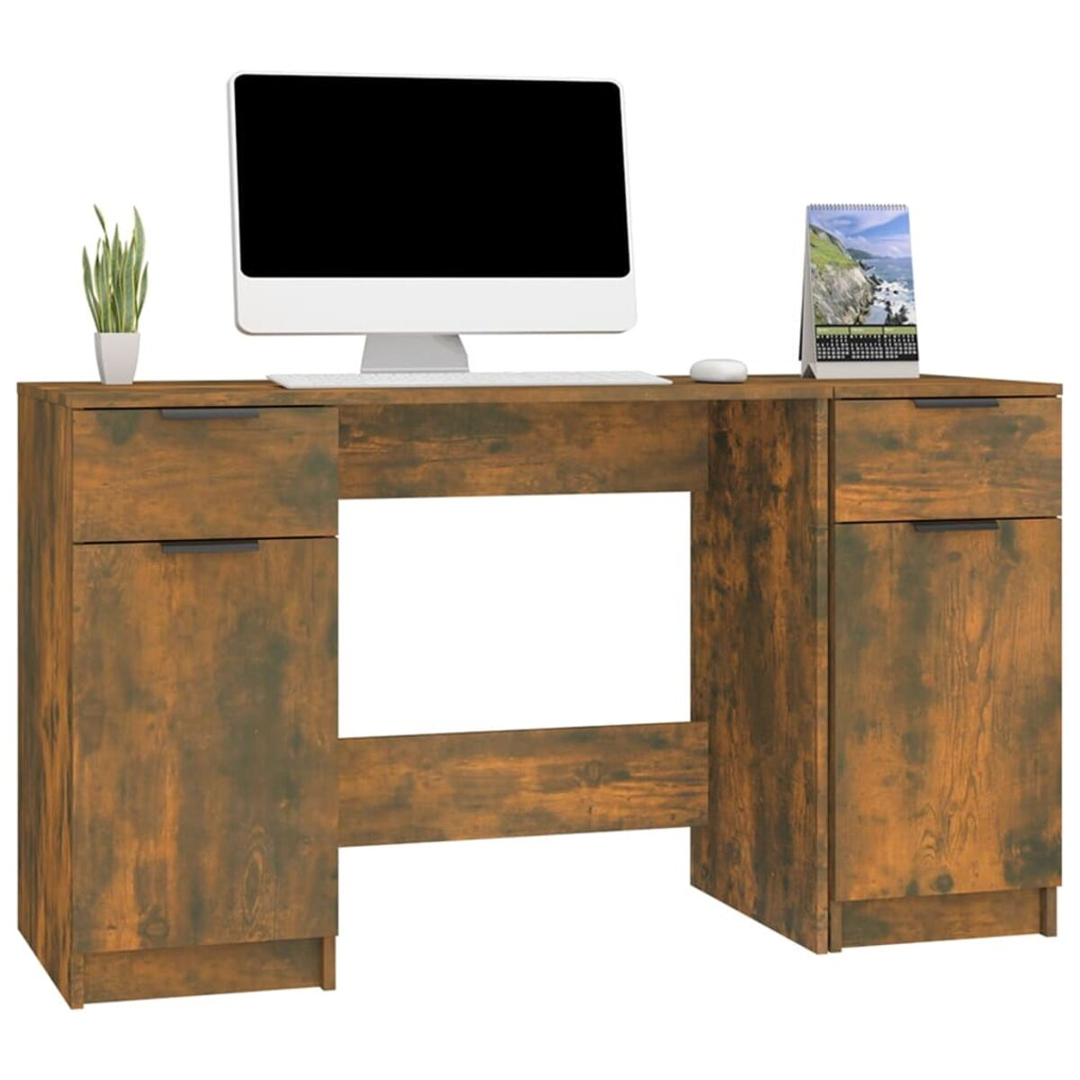 Holzschreibtisch mit Monitor, Kalender, Maus und Pflanze.