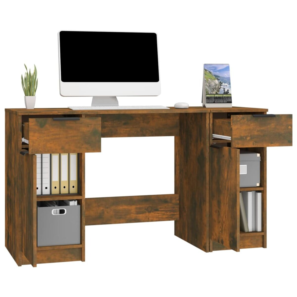 Holzschreibtisch mit Schubladen, Computer und Zubehör. Bücher und Kalender sichtbar.