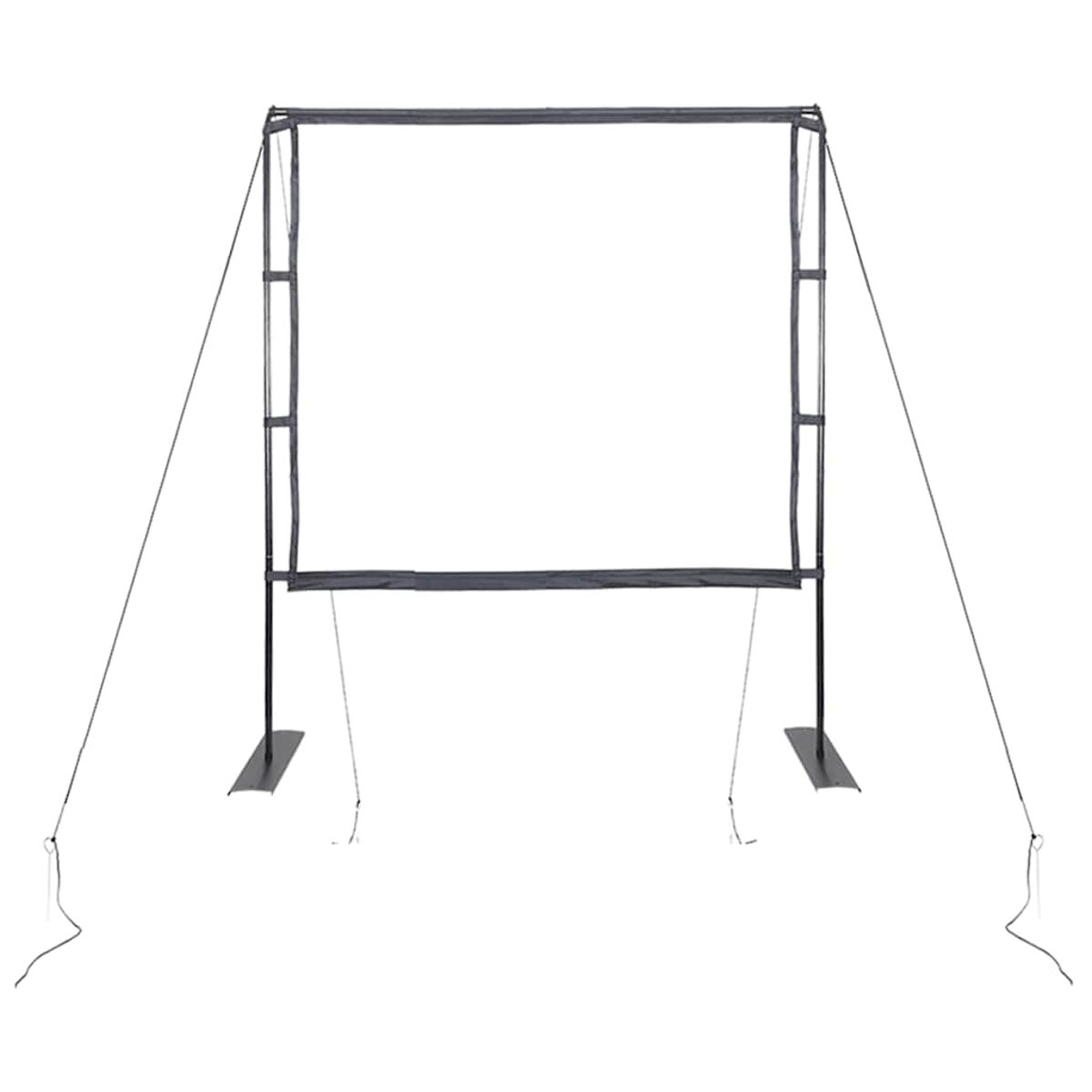 Schwarze Projektorleinwand. Sie ist im Freien aufgestellt, mit Seilen am Rahmen befestigt.
