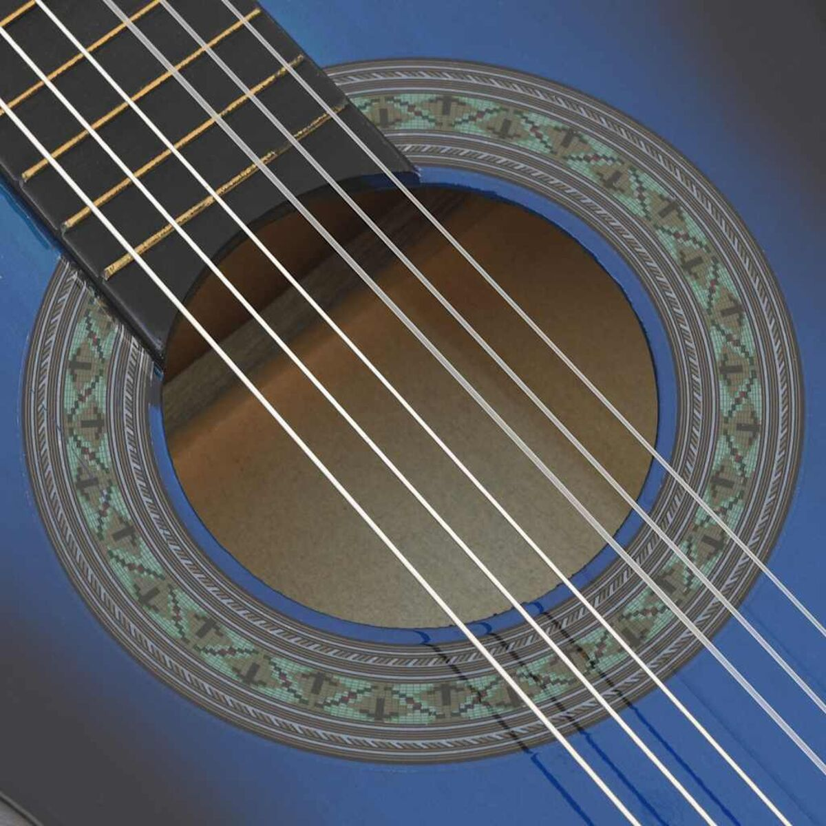 Nahaufnahme eines blauen Gitarrenschalllochs mit Saiten.