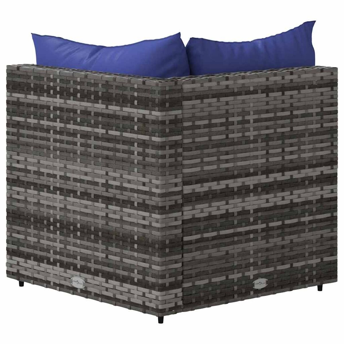 Graues, gewebtes Ecksofa mit blauen Kissen. Das Sofa steht auf einer Terrasse.