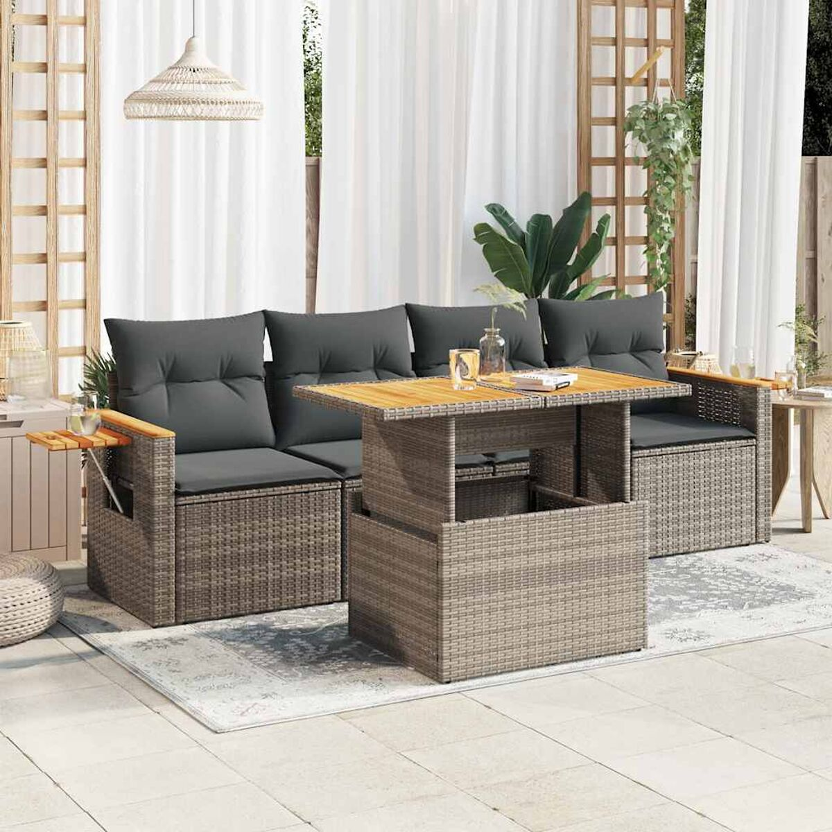 Outdoor-Terrassenmöbel-Set. Graues Rattan mit dunkelgrauen Kissen und einem Tisch.