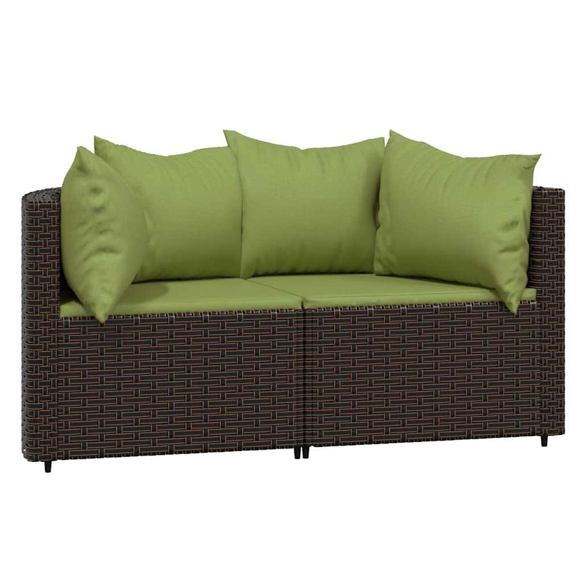 Ein braunes Rattan-Sofa mit grünen Kissen. Die Kissen liegen auf dem Sofa.