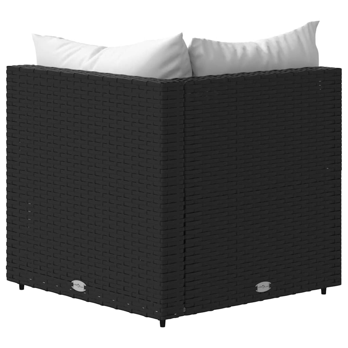 Schwarzes Ecksofa aus Korbgeflecht mit weißen Kissen. Weißer Hintergrund.