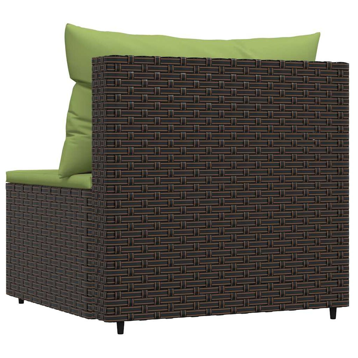 Ein braunes, gewebtes Outdoor-Sofa mit einem grünen Kissen. Es steht auf weißem Grund.
