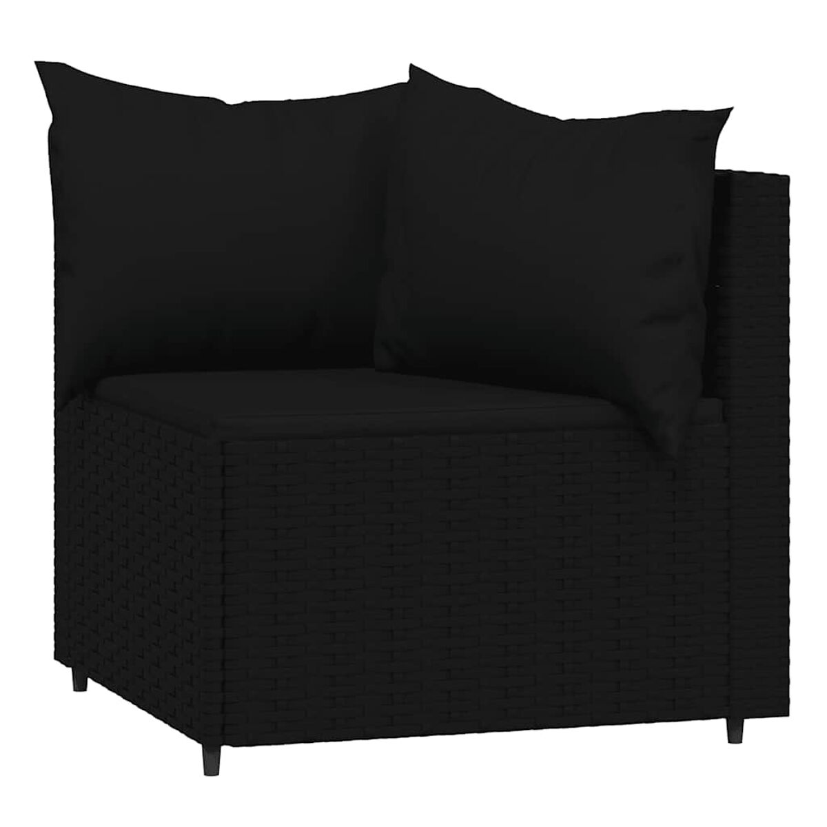 Ein schwarzes Ecksofa aus Rattan mit schwarzen Kissen. Das Sofa steht auf schwarzen Beinen.