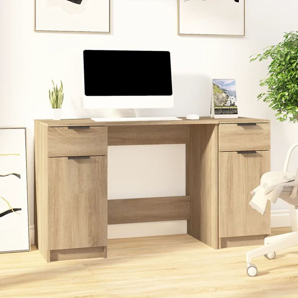 Hellfarbiger Holzschreibtisch mit Schubladen und Computer. Eine Pflanze ist sichtbar.