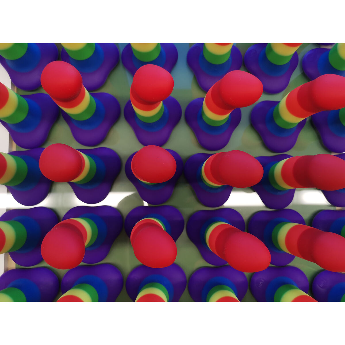 Kolorowa, tęczowa zabawka, wiele elementów, czerwone końce.