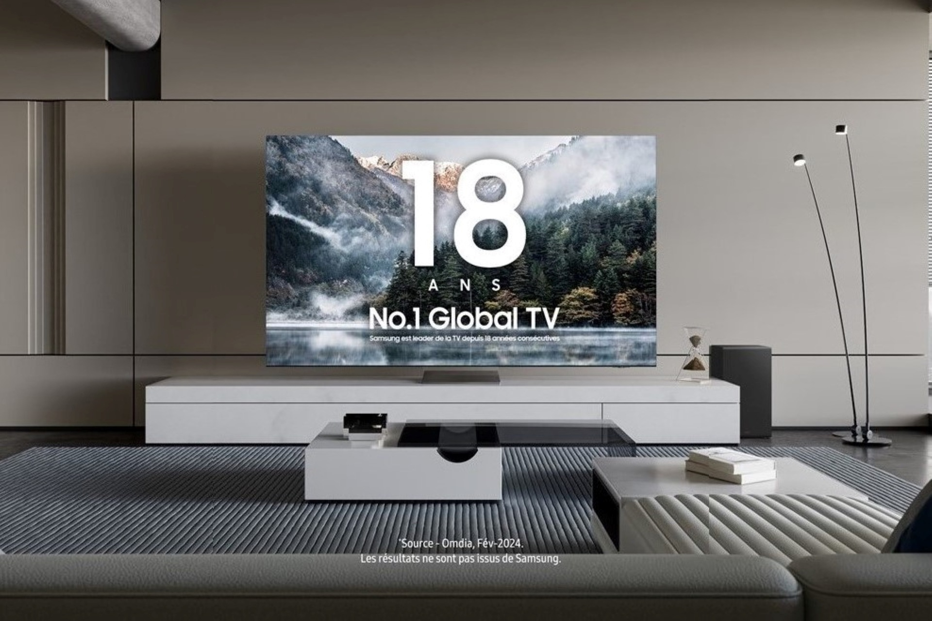 Una pantalla de TV grande muestra texto. El texto dice: "18 ANS No.1 GLOBAL TV". Se ve un salón.