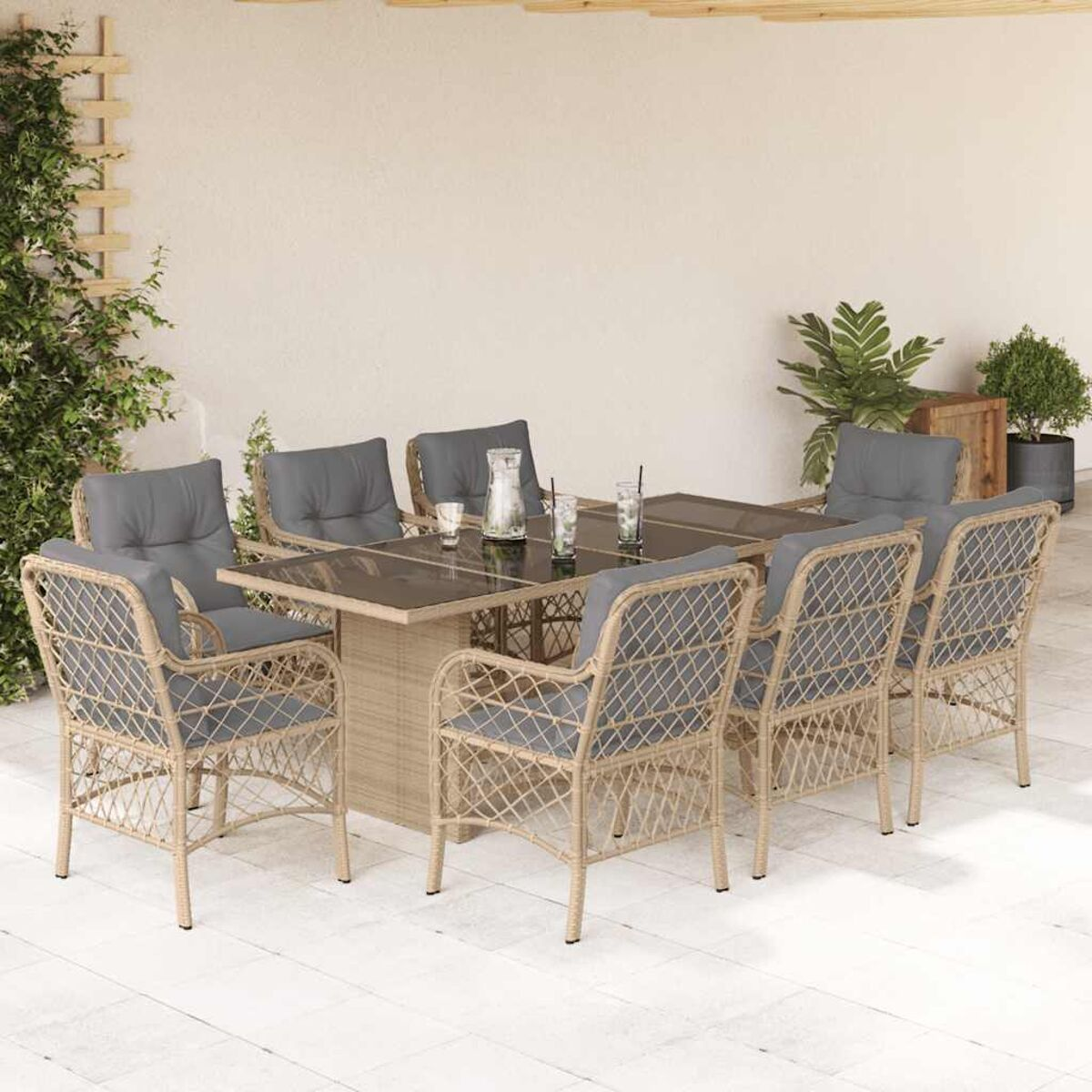 Essgruppe für draußen mit Tisch mit Glasplatte und Stühlen, auf einer Terrasse.