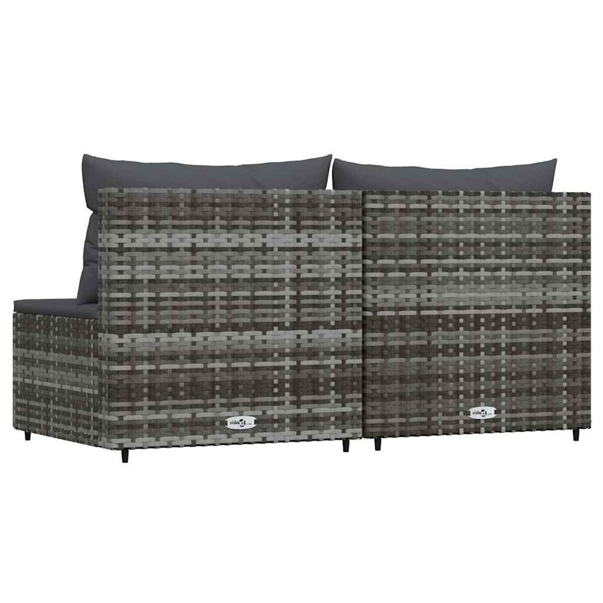 Nahaufnahme eines grauen Rattansofas mit zwei Kissen. Weißer Hintergrund.