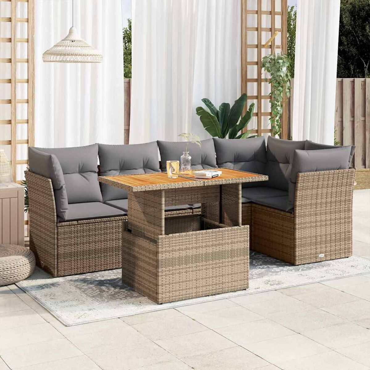 Outdoor-Terrassenset mit Tisch, Sofa und Kissen.