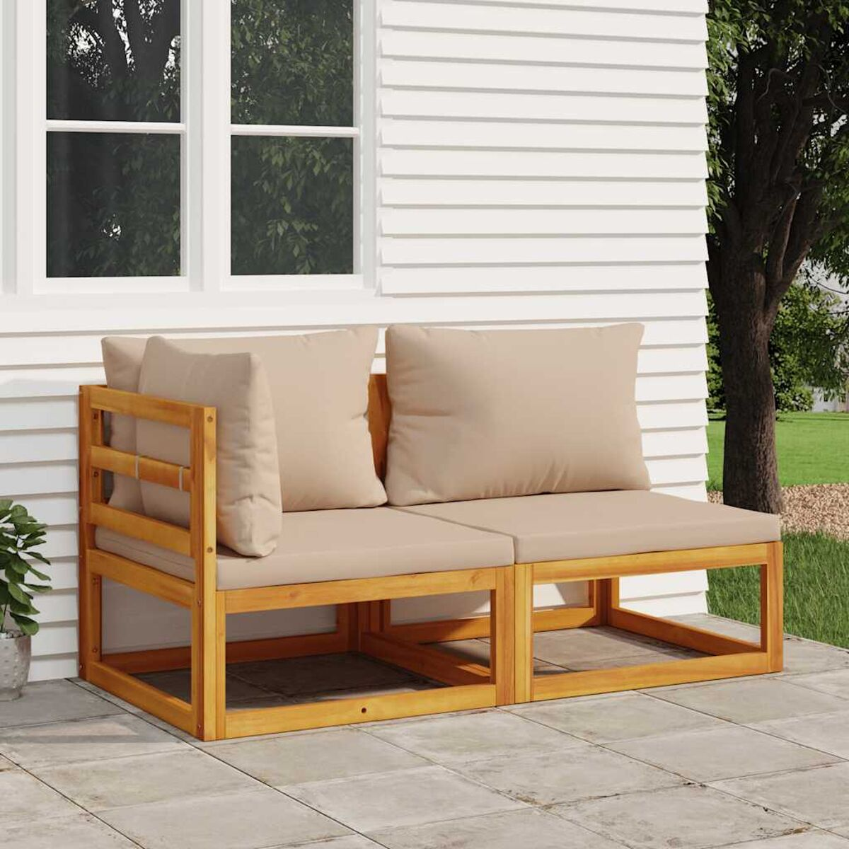 Outdoor Holzsofa. Beige Kissen, zwei Sitze, Holzrahmen.