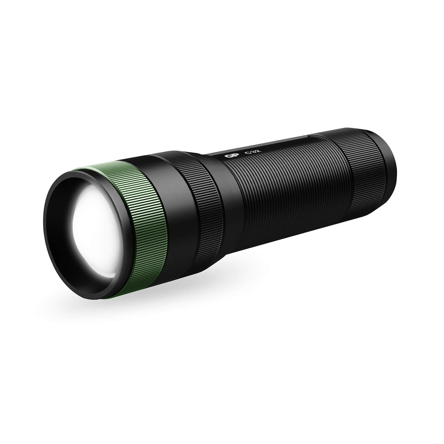 Eine schwarze Taschenlampe mit grünem Ring ist angewinkelt. Das Licht ist an. Der Hintergrund ist weiß.