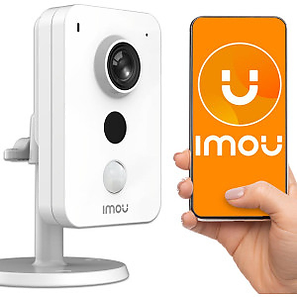 Telecamera di sicurezza bianca e smartphone con logo Imou. Mano che tiene il telefono.