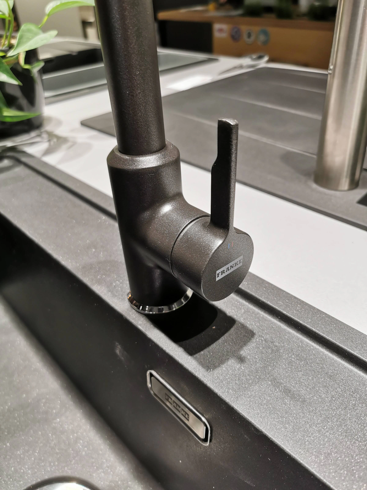 Rubinetto da cucina nero con finitura grigio scuro, marchio "FRANKE".
