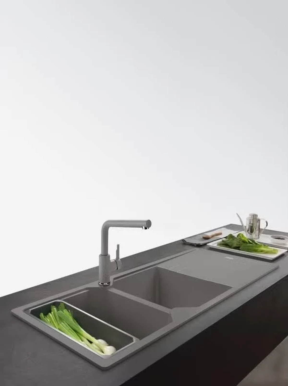 Disegno tecnico di un rubinetto da cucina con dimensioni e angoli.