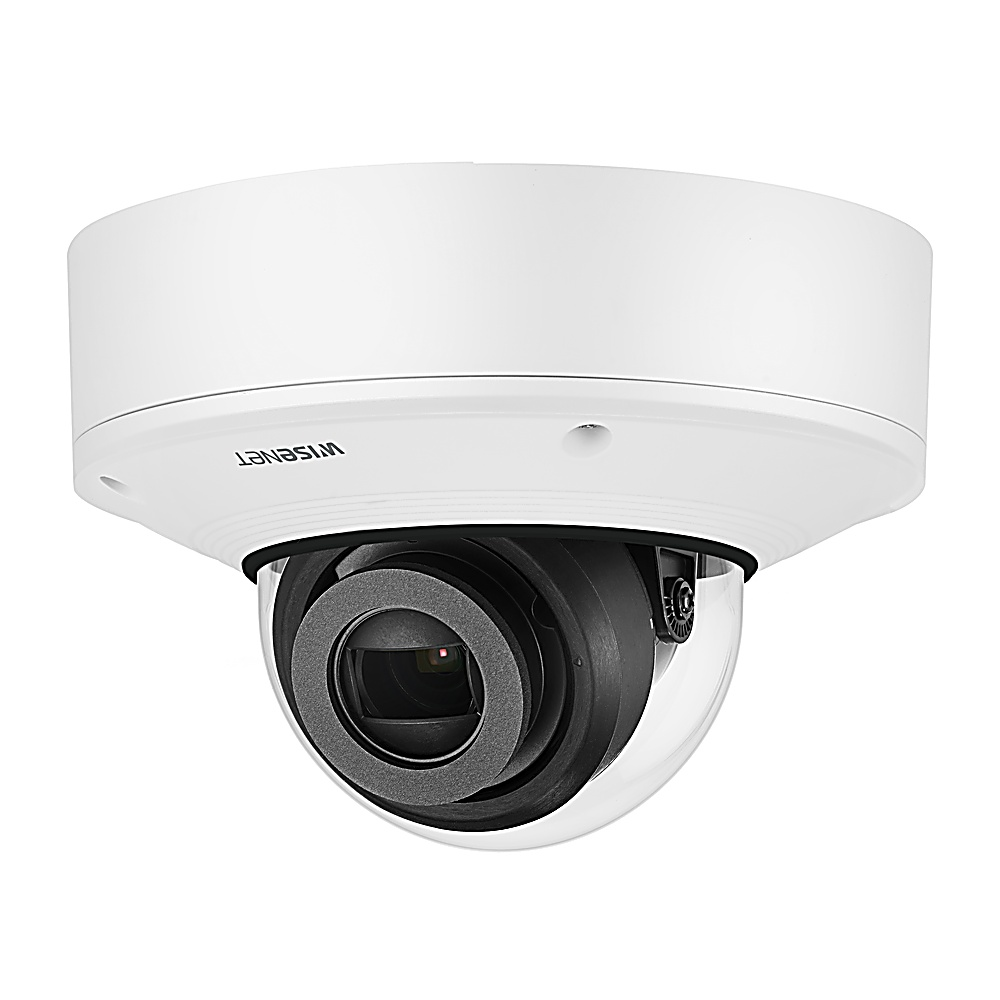 Una telecamera di sicurezza a cupola bianca con la scritta "wisenet" sul lato.