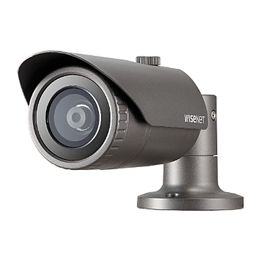 Telecamera di sicurezza Wisenet grigia e rotonda con visiera nera. Montata su un supporto grigio.