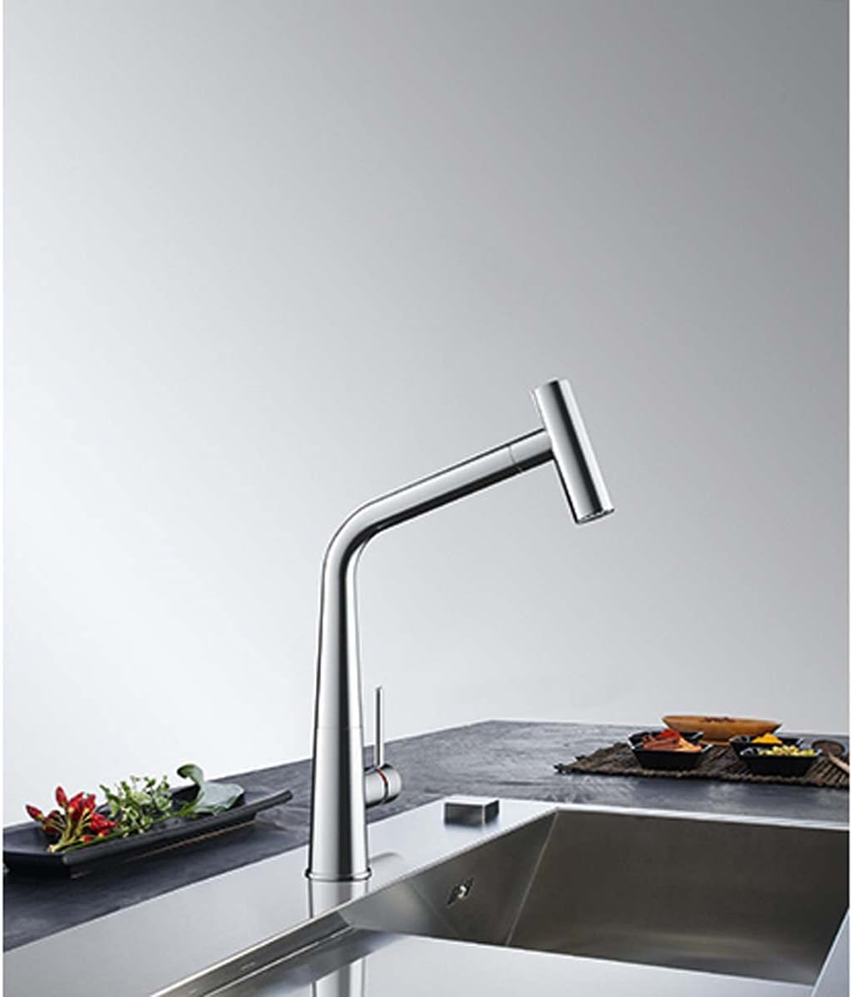 Un rubinetto da cucina cromato con un arco alto, su uno sfondo grigio chiaro.