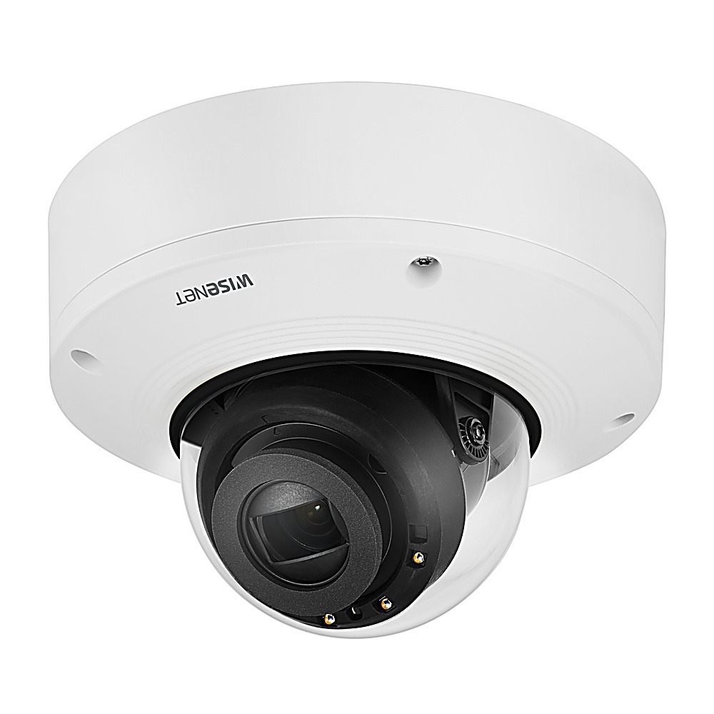 Telecamera di sicurezza a cupola bianca con obiettivo nero. La telecamera ha il marchio Wisenet.