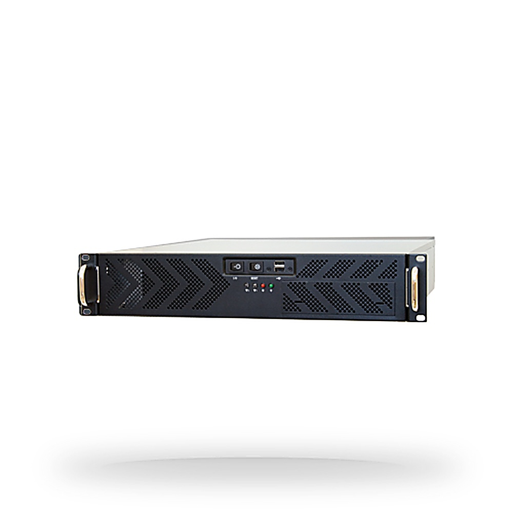 Un server nero con maniglie, su sfondo bianco.