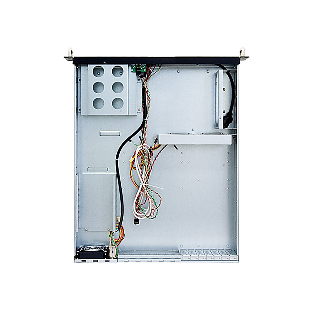 Interno di un case per server di computer, con componenti e cablaggio. Il case è argentato.