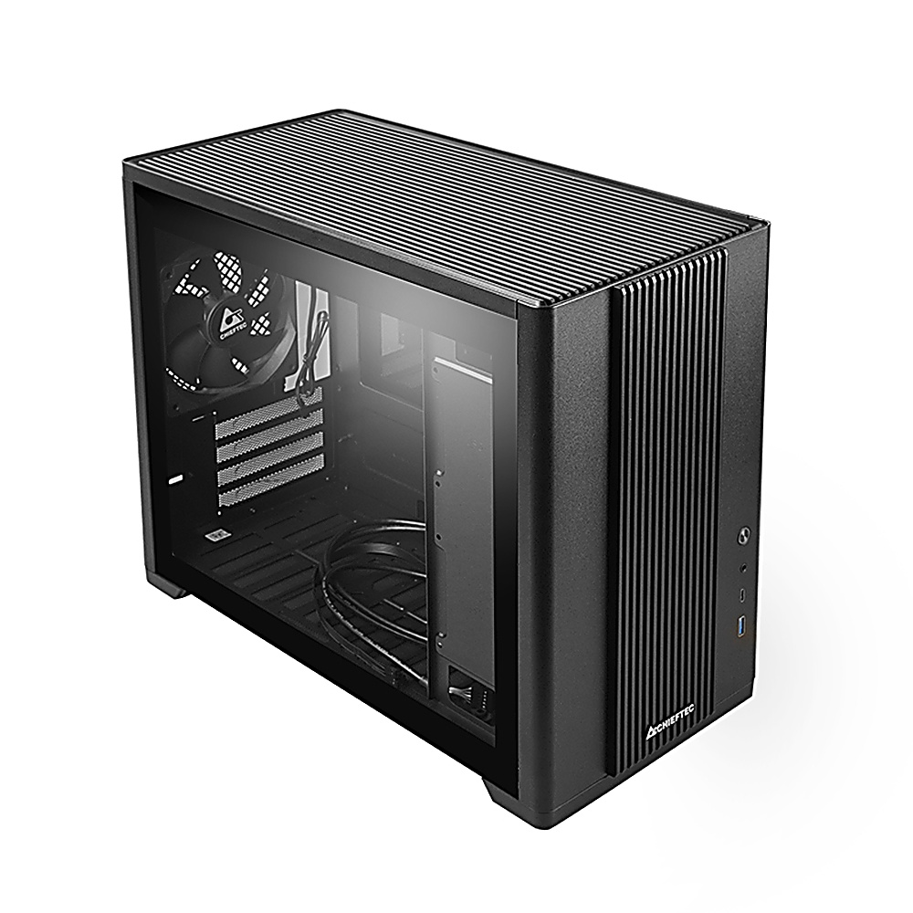 Czarna obudowa komputera z szklanym panelem bocznym i wentylacją. Widoczne elementy wewnętrzne.