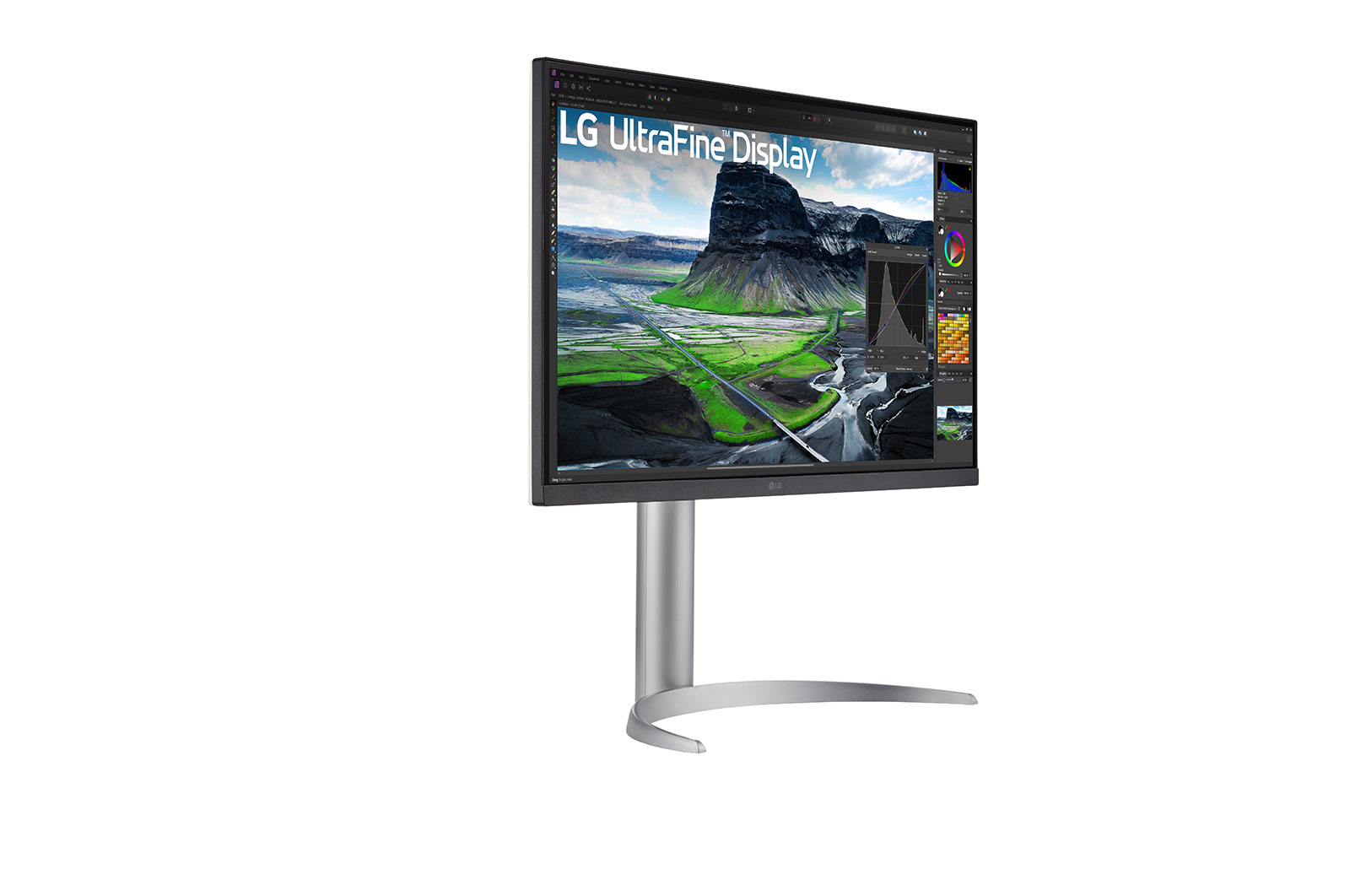 Monitor LG UltraFine Display. Lo schermo mostra un paesaggio con campi verdi e montagne.