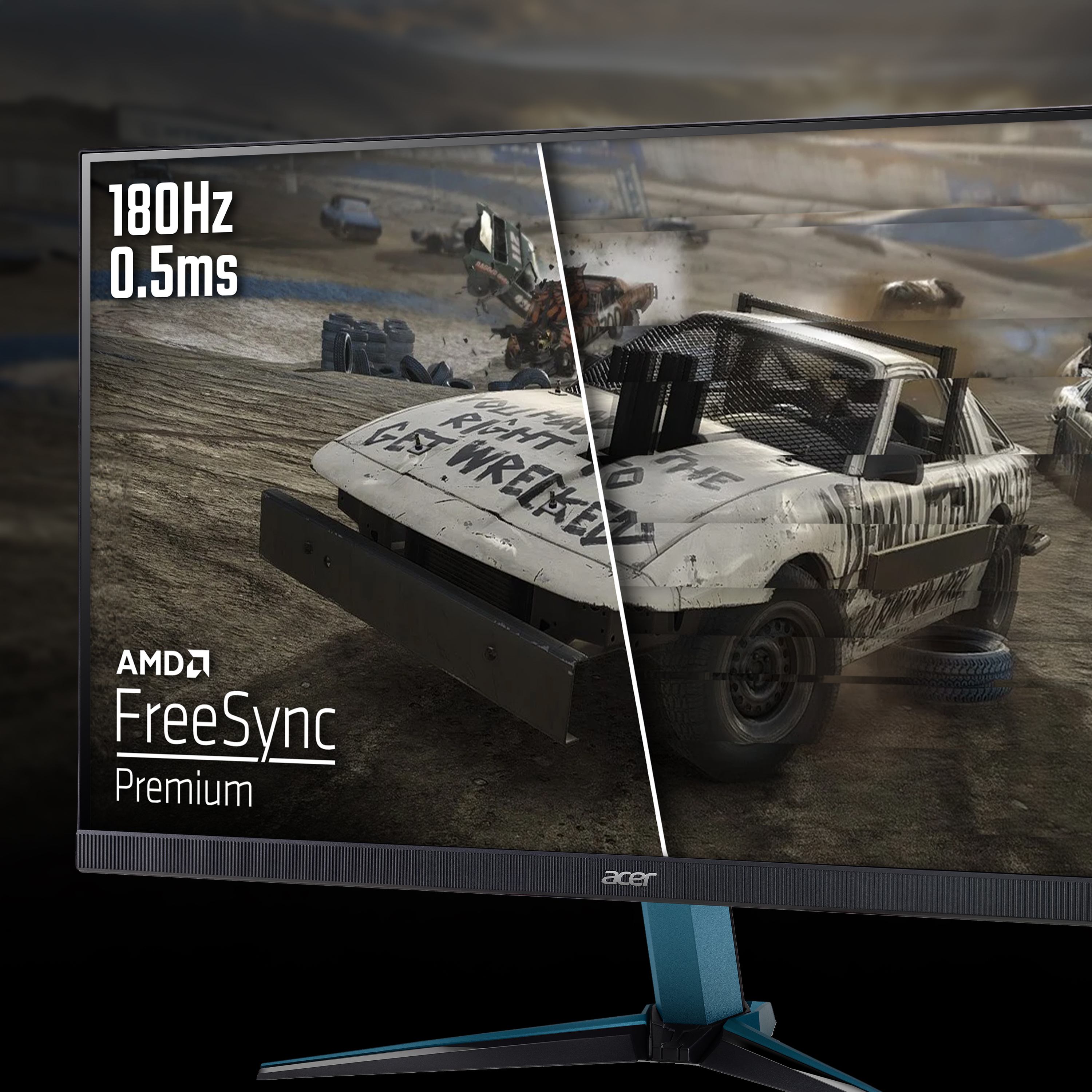 Un monitor da gioco mostra un'auto da corsa su una pista con testo sovrapposto.