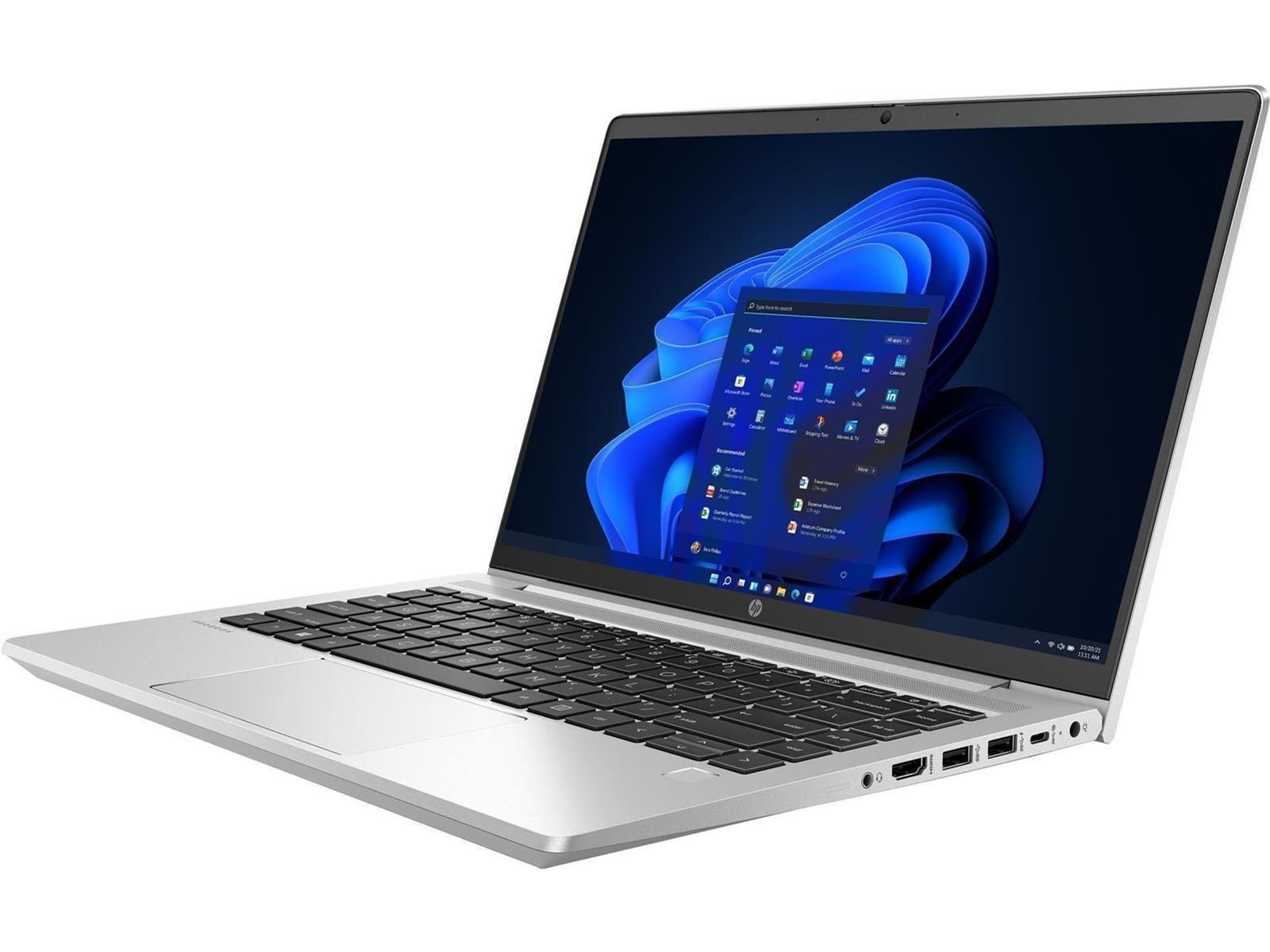 Silberner Laptop geöffnet, Windows 11-Bildschirm. Tastatur sichtbar, auf weißer Oberfläche.