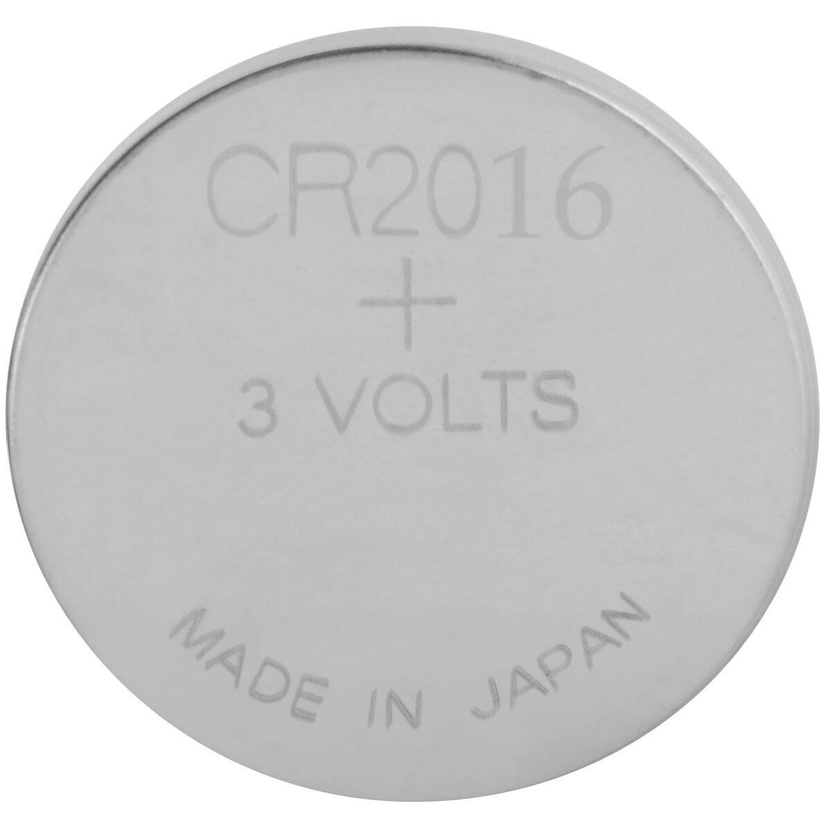 Batteria CR2016 argentata con testo, sfondo bianco. Prodotta in Giappone.