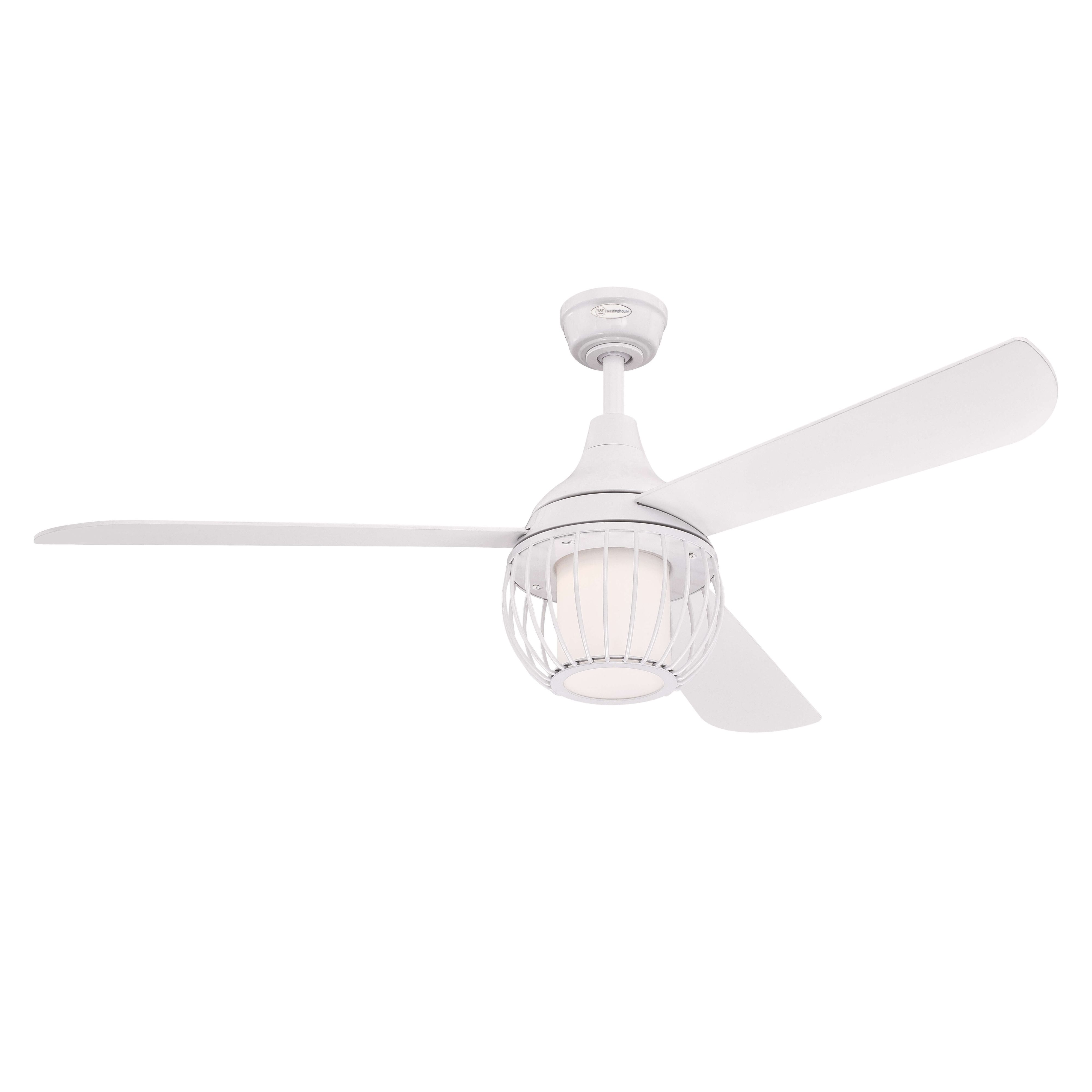 Weißer Deckenventilator mit drei Flügeln, zentralem Licht, und weißem Hintergrund.