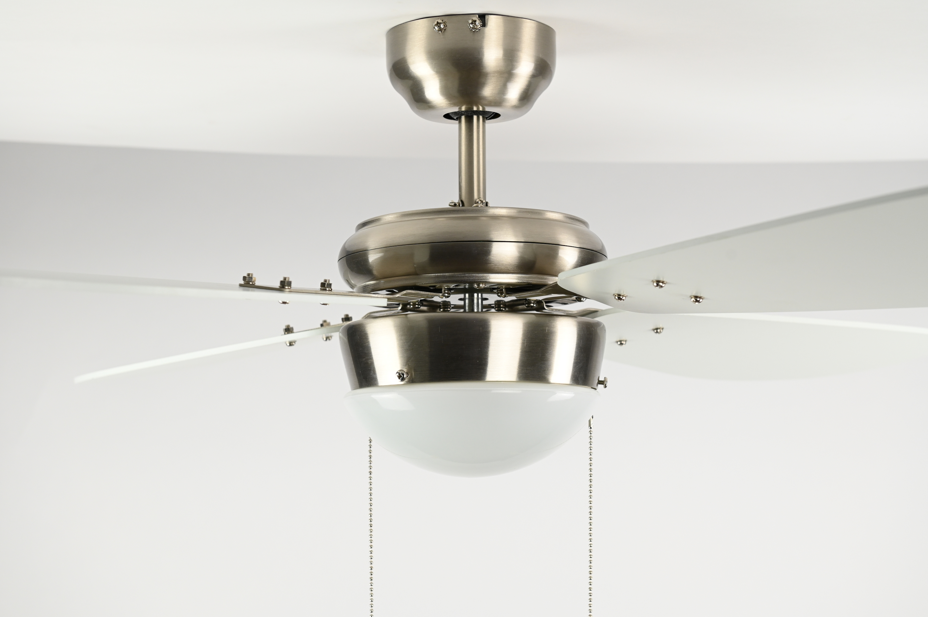 Ein Bewertungssiegel mit 'SEHR GUT' und Datum von Vergleich.org, für einen Deckenventilator.