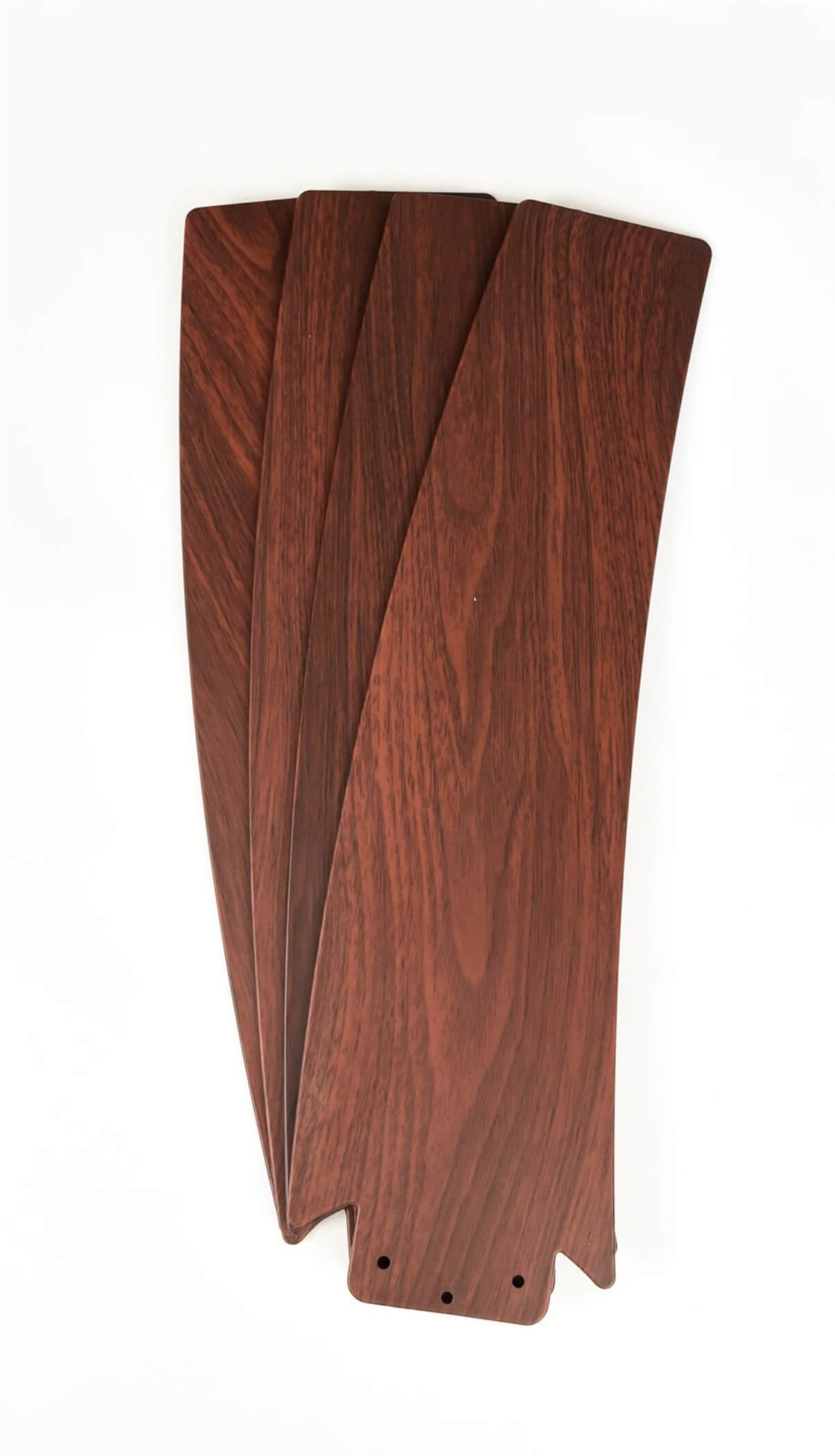 Vier braune Holz-Ventilatorflügel diagonal auf weißem Hintergrund angeordnet.