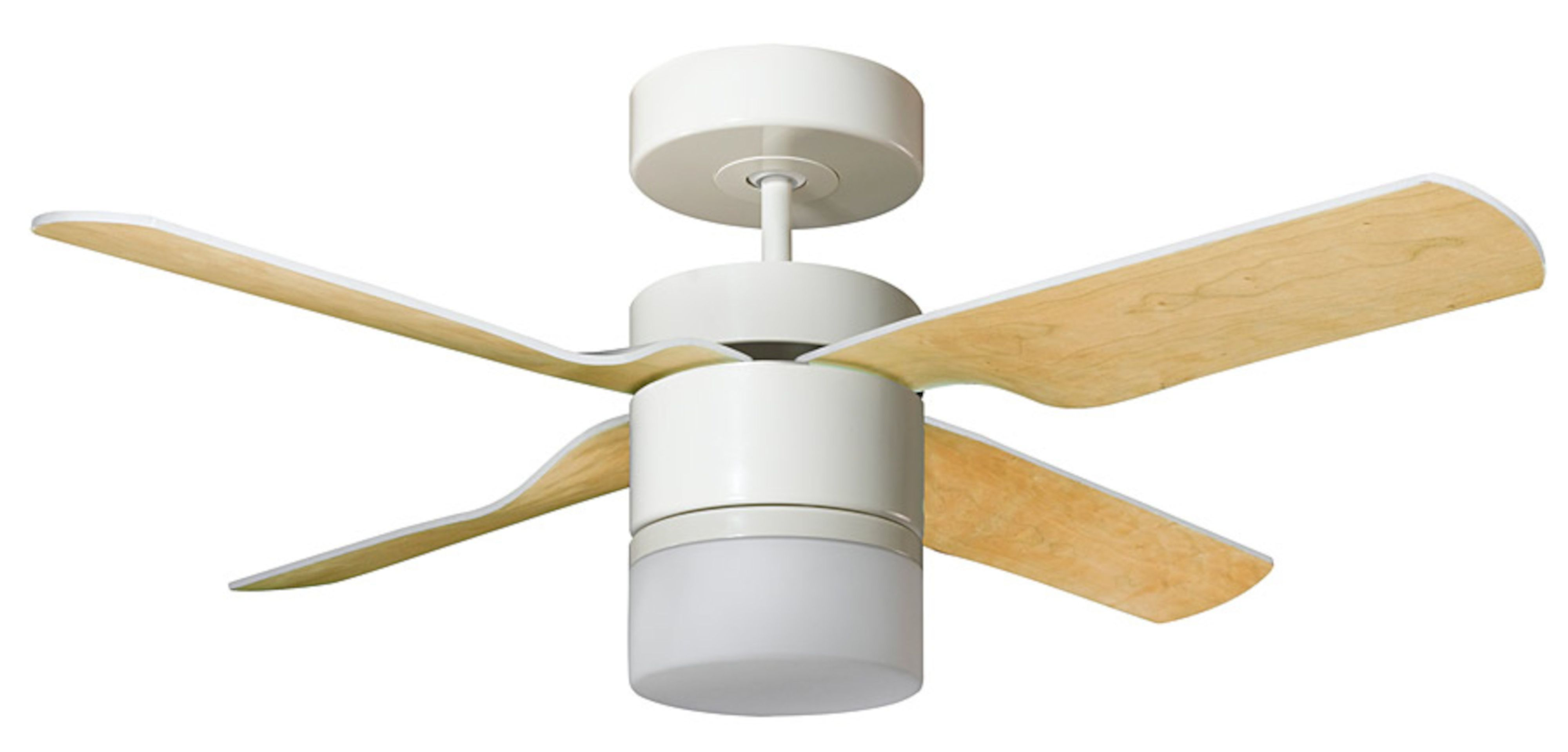 Weißer Deckenventilator mit vier Holzblättern und einem Licht. Isoliert auf weißem Hintergrund.
