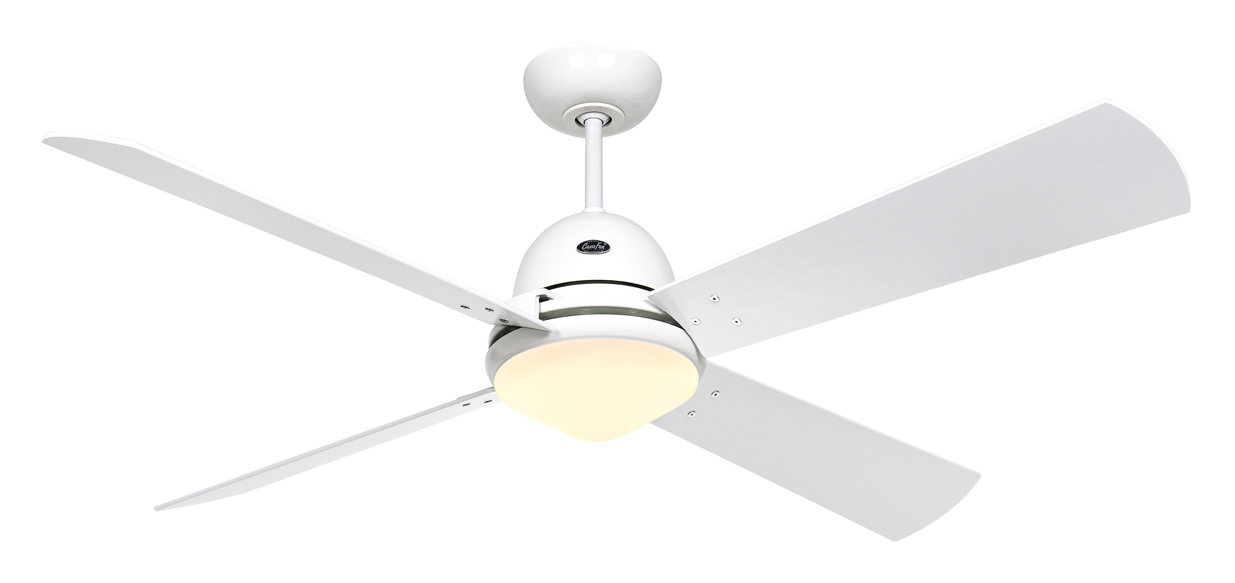 Weißer Deckenventilator mit vier Flügeln. Das Licht in der Mitte ist an.