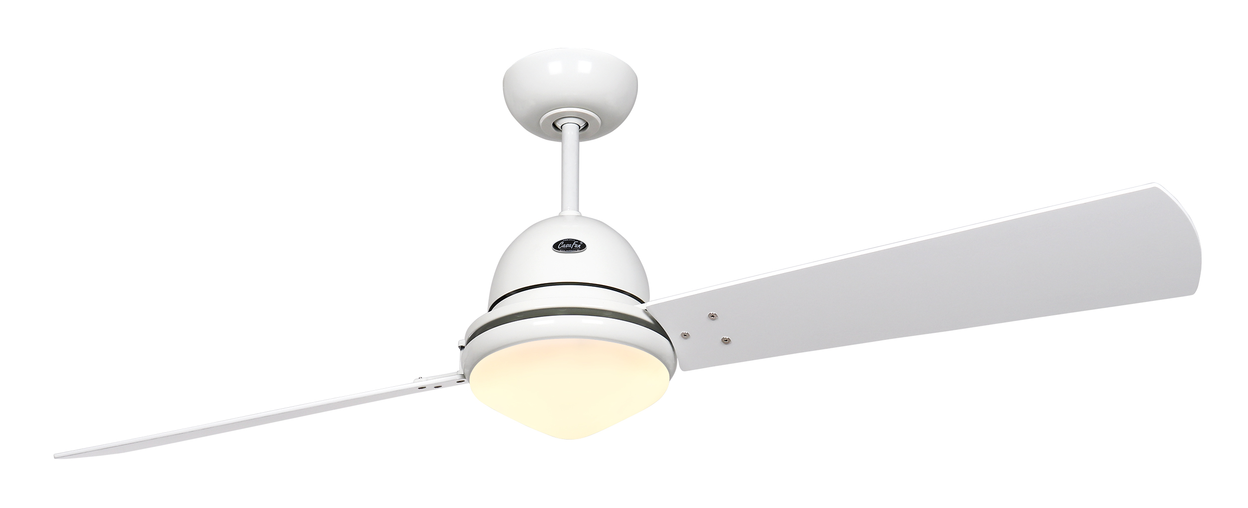 Weißer Deckenventilator mit zwei Flügeln. Der Ventilator hat unten ein Licht und steht vor weißem Hintergrund.