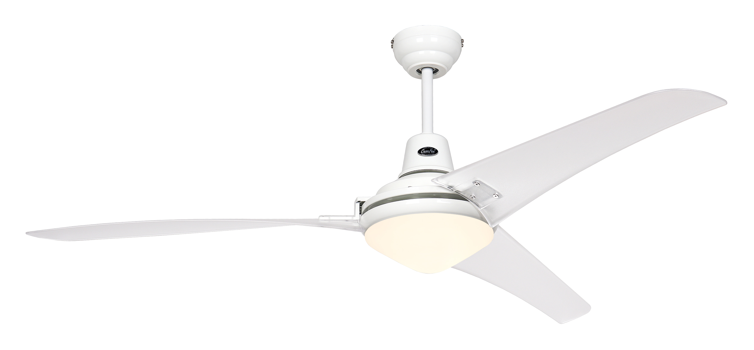 Ventilatore da soffitto bianco con tre pale e una luce. Sfondo bianco.
