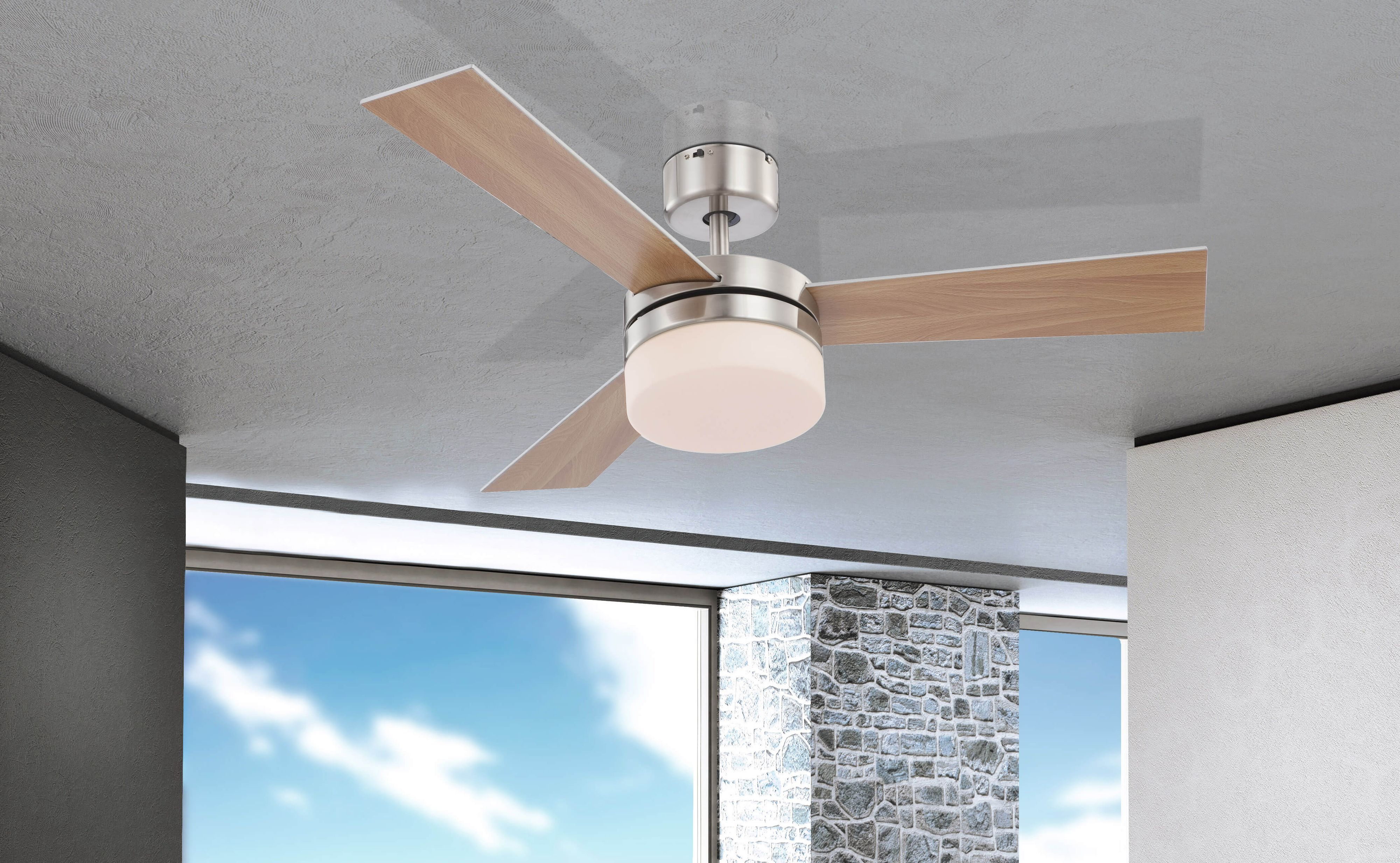 Deckenventilator mit Holzflügeln, weißem Licht und einem Fenster mit Blick auf den Himmel.