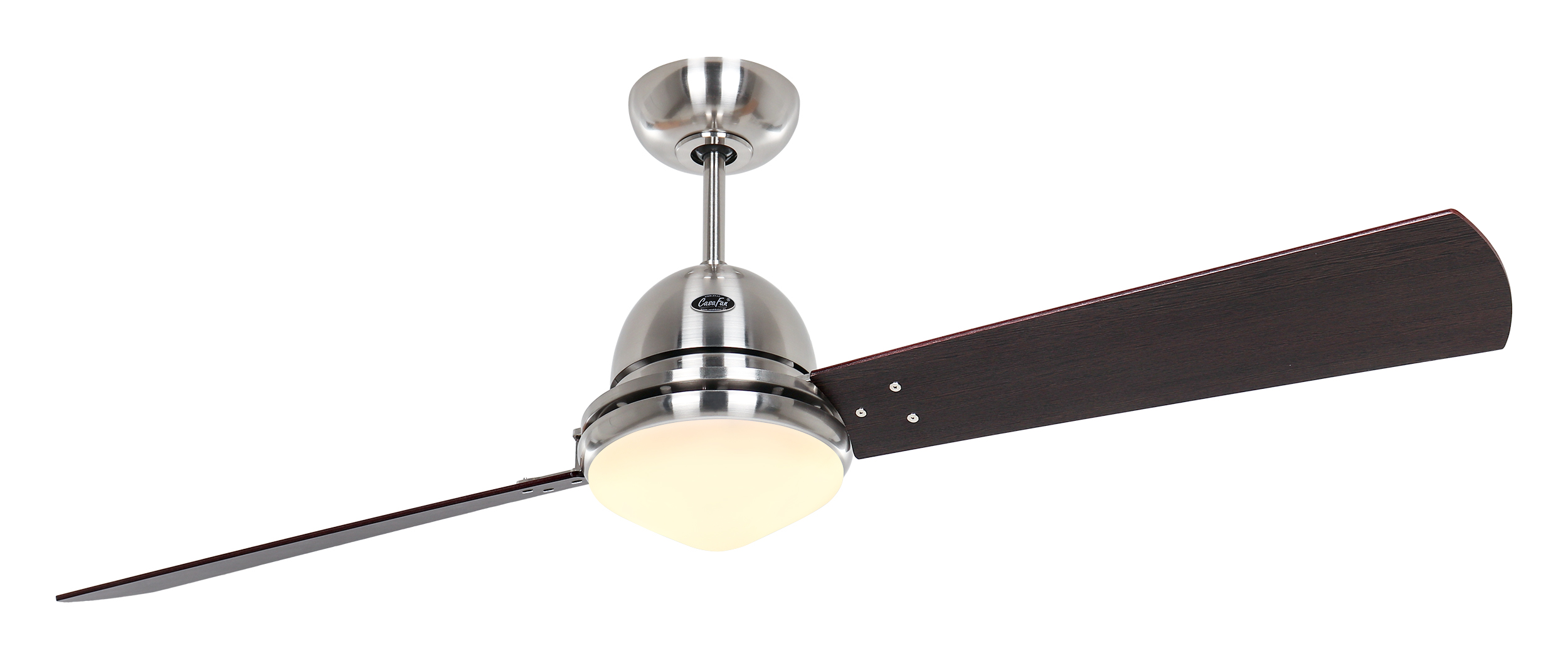 Ein Deckenventilator mit silbernem Motor und zwei dunkelbraunen Flügeln, vor weißem Hintergrund.