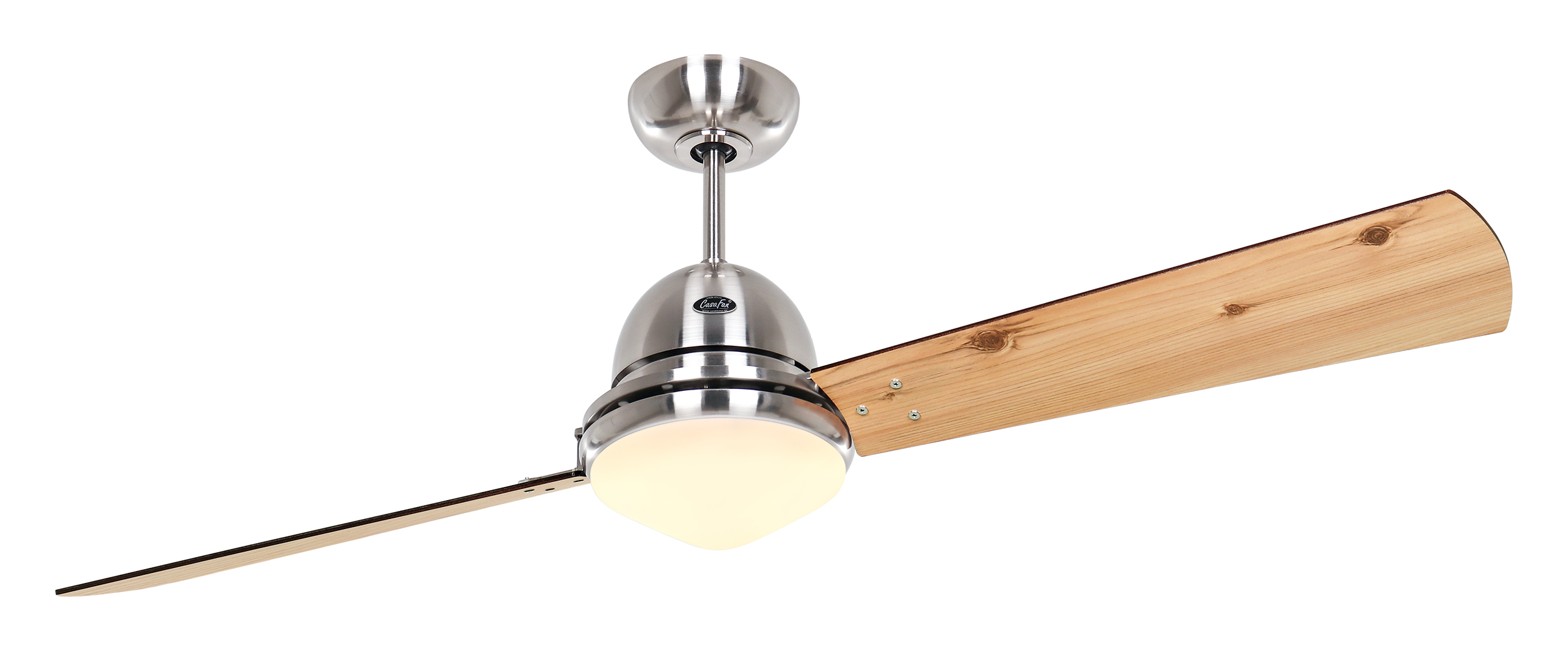 Deckenventilator mit zwei Holzflügeln. Der Ventilator ist silberfarben und hat eine Leuchte.