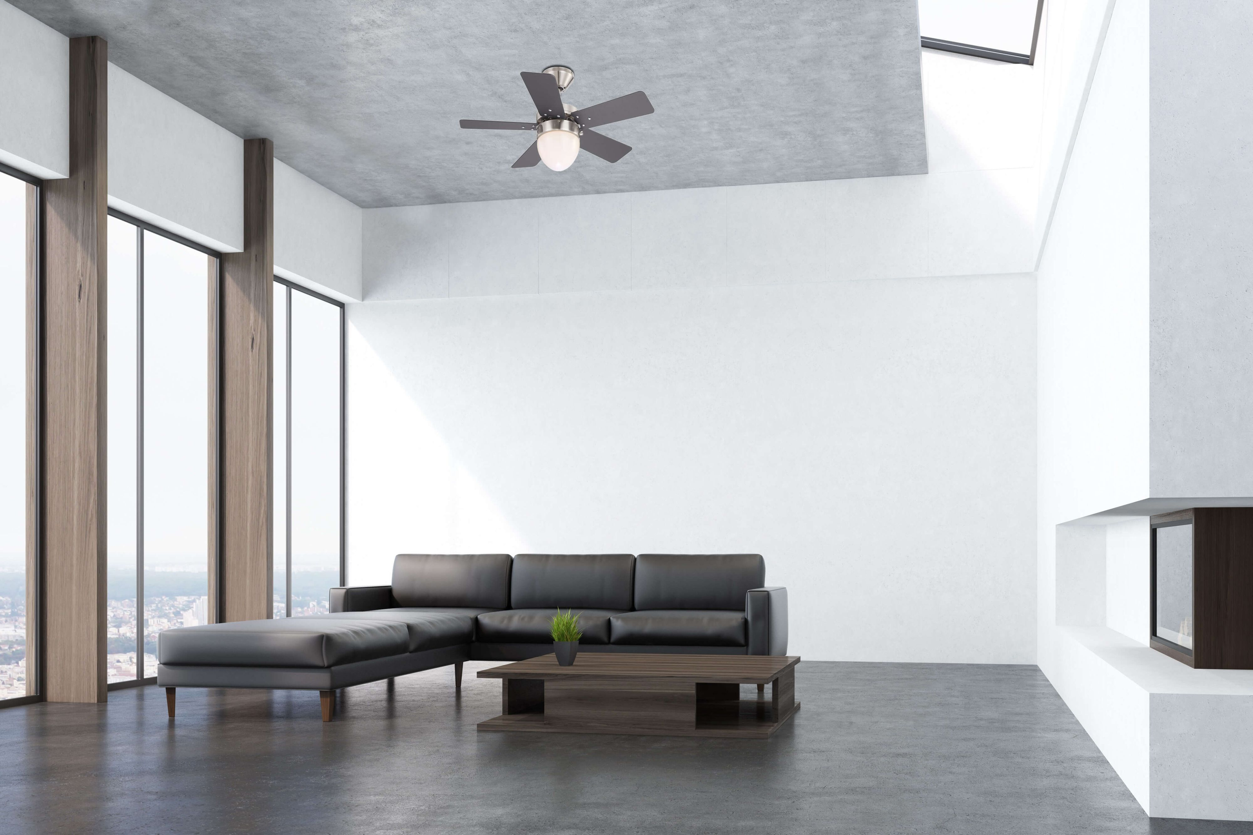 Ein modernes Wohnzimmer mit schwarzem Ledersofa, Couchtisch und Deckenventilator.