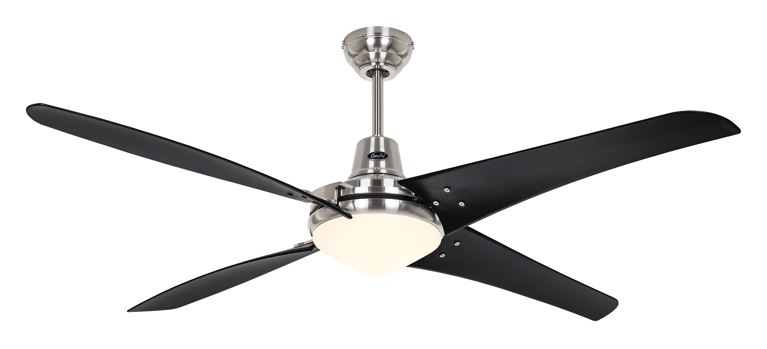 Ventilatore a soffitto con pale nere. Il ventilatore ha un motore argentato e un apparecchio di illuminazione bianco al centro.
