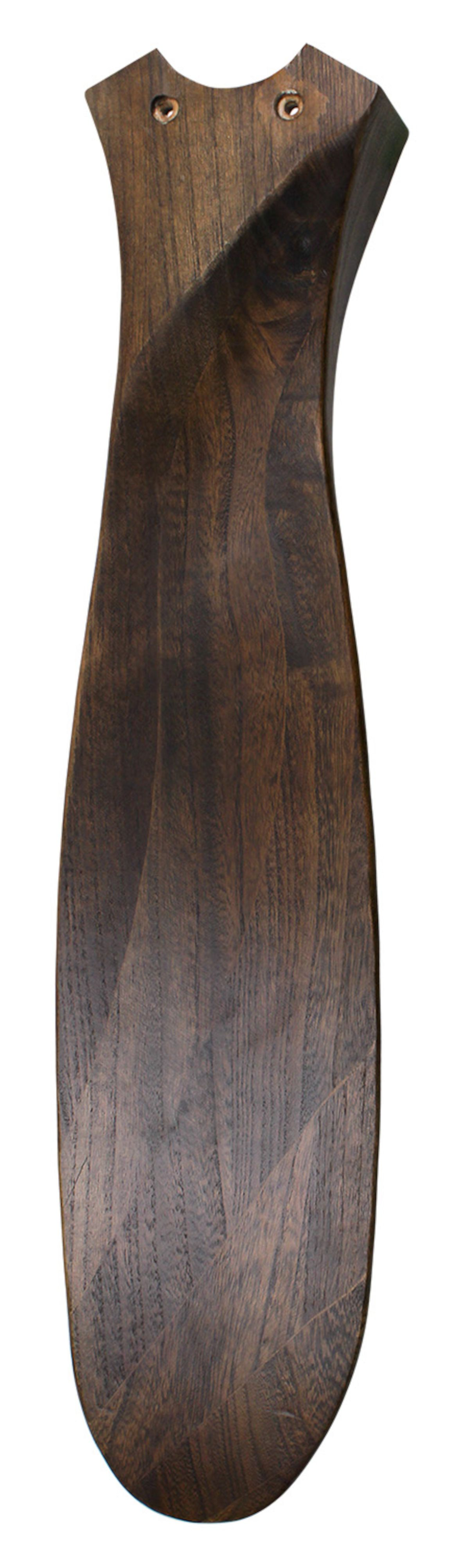 Una lunga pala di ventilatore in legno scuro, con un design curvo, vista su sfondo bianco.