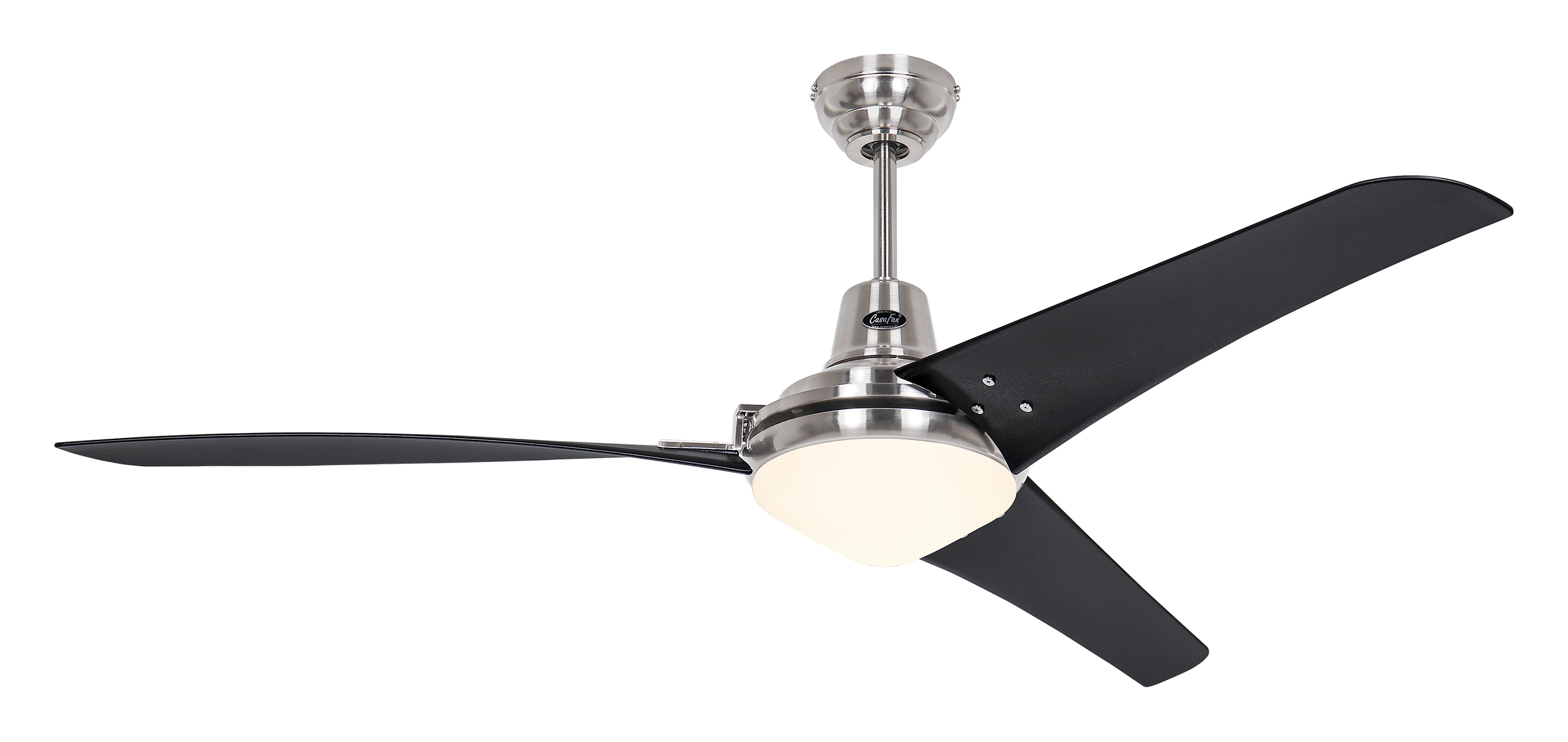 Ventilatore da soffitto con tre pale nere e un'illuminazione, isolato su bianco.