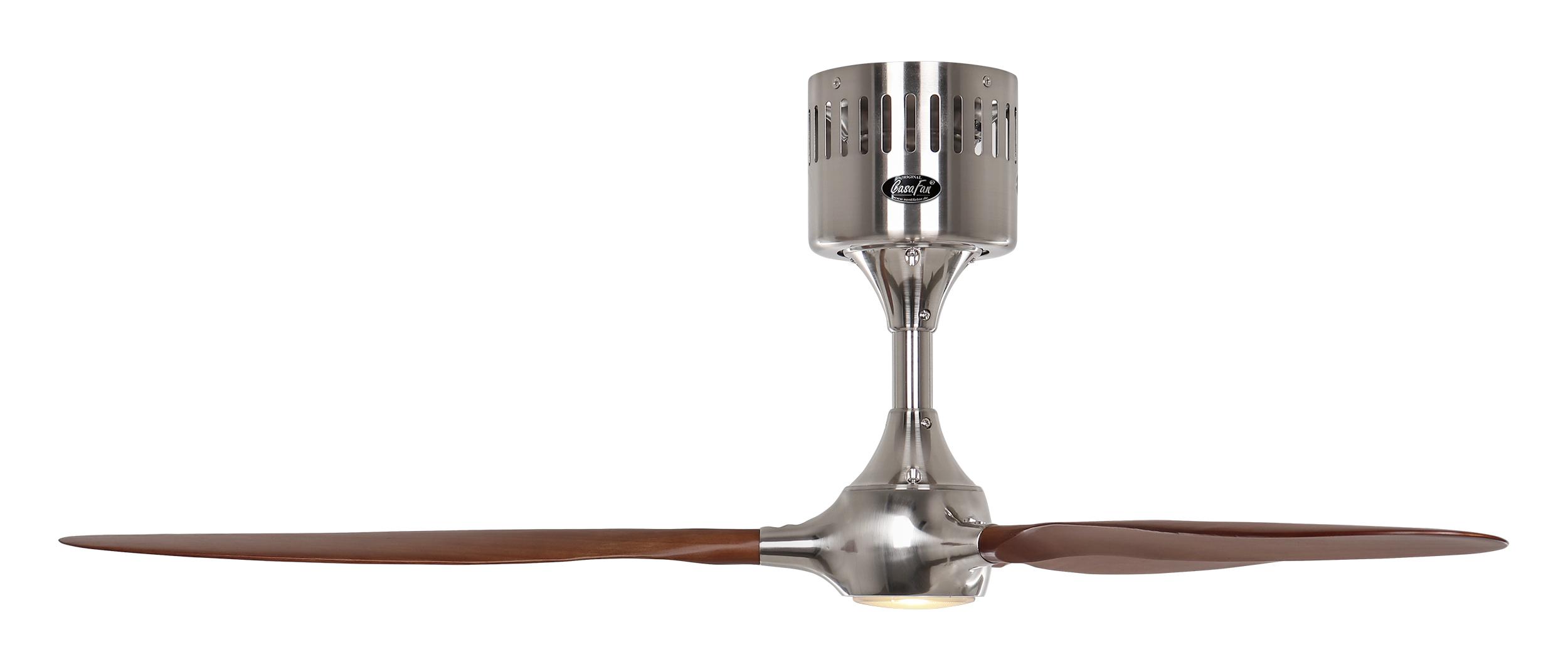 Ventilatore a soffitto con alloggiamento motore argentato, pale marroni e luce. Design a elica.