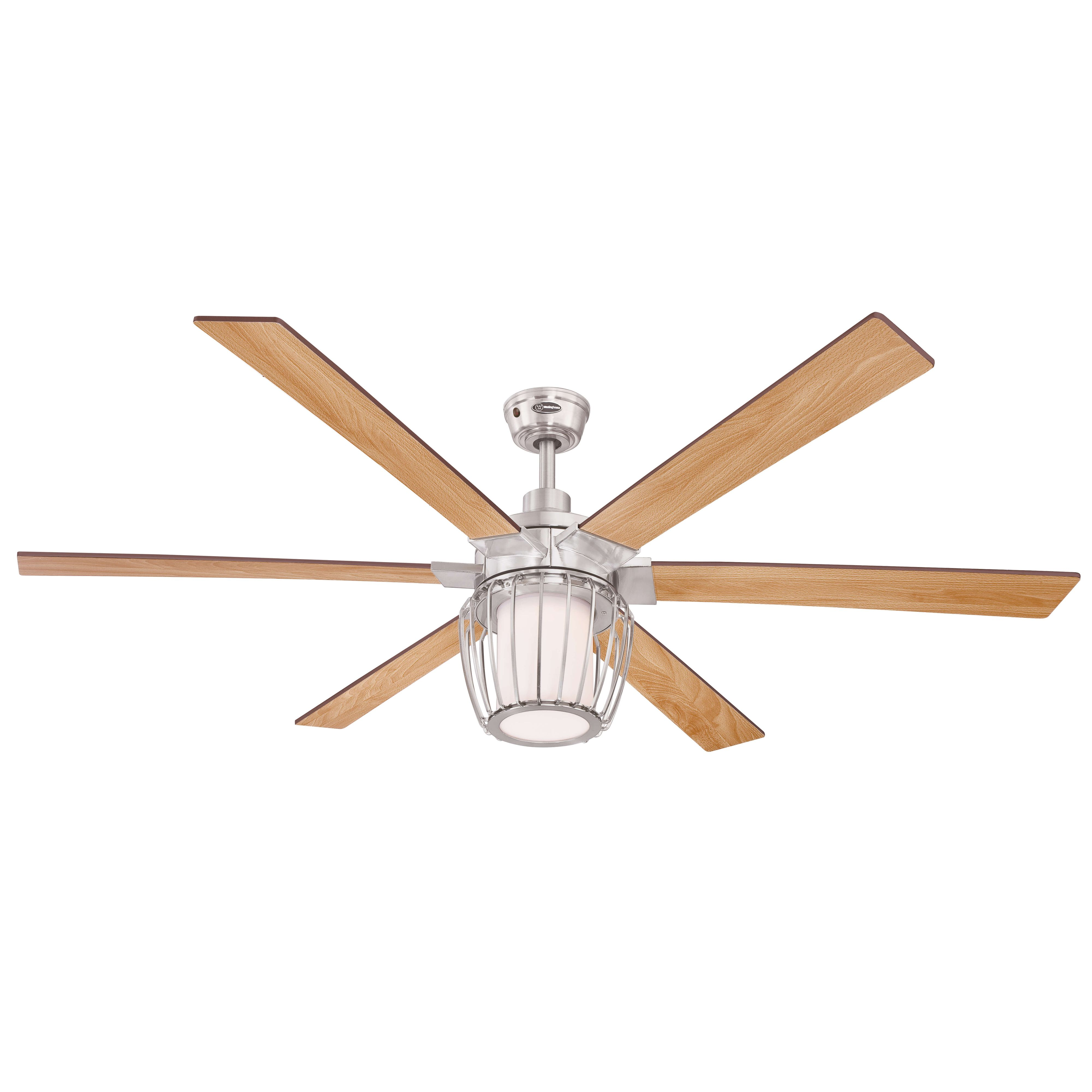Ein Deckenventilator mit sechs Holzflügeln, einer zentralen Leuchte und einem silbernen Motorgehäuse.