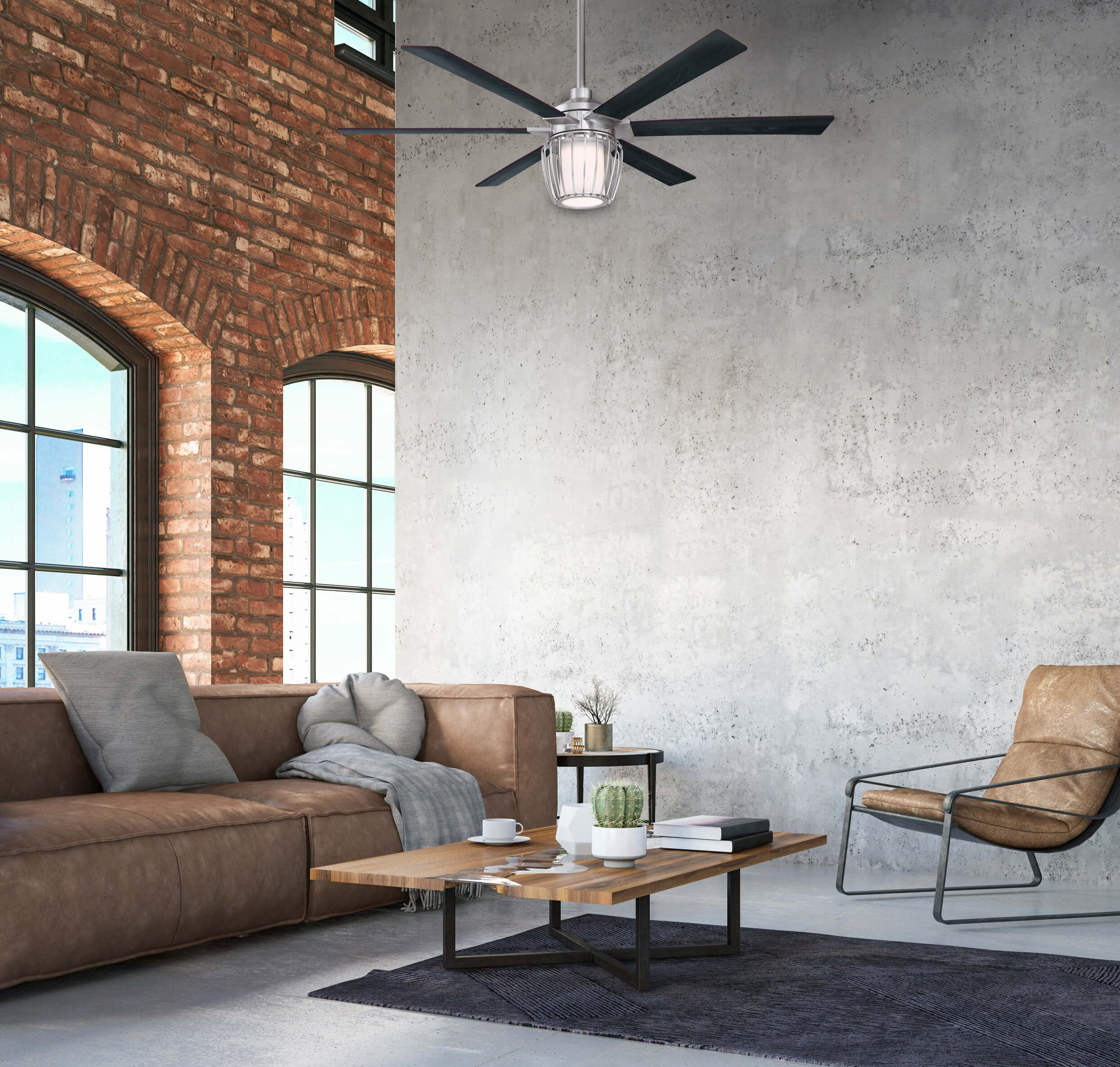 Wohnzimmerszene mit braunem Sofa, Backsteinmauer und Deckenventilator. Ein Couchtisch und Stuhl sind vorhanden.